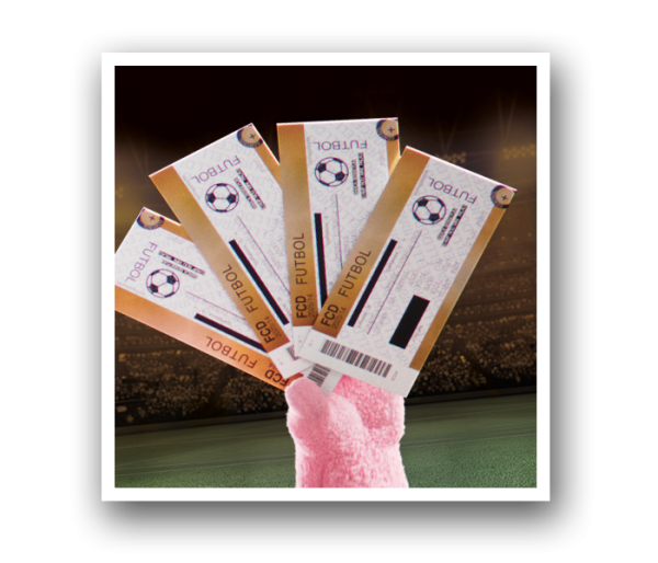 Polaroïd avec une main de lapin tenant des billets de football